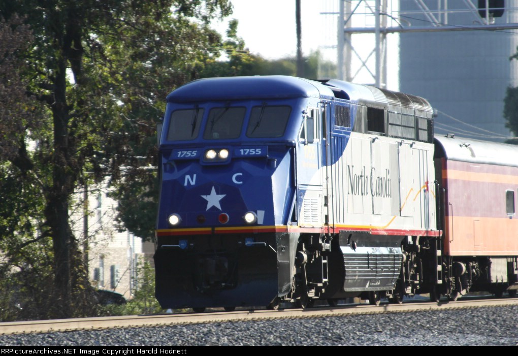 RNCX 1755 leads train 73 southbound